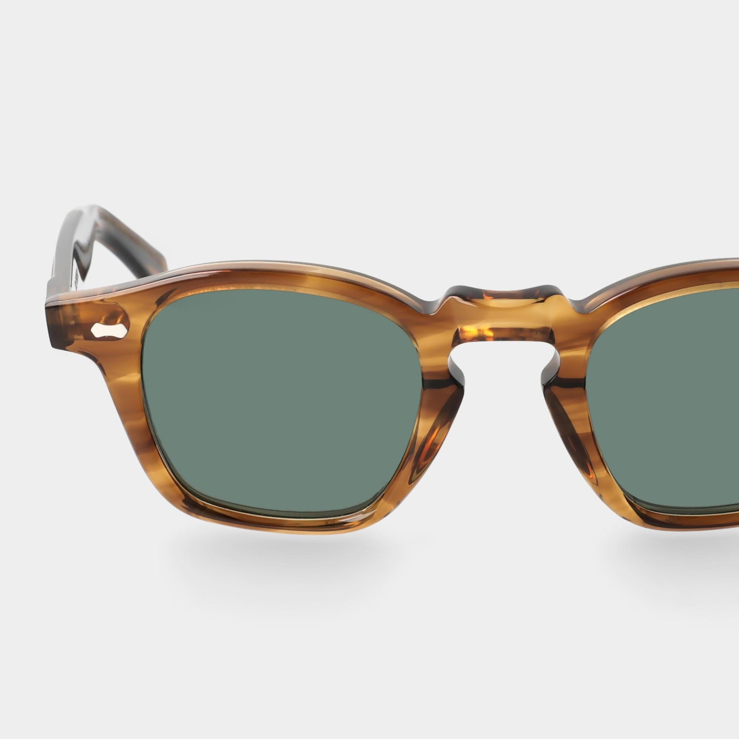 Sunglasses with brown frame and green lenses on a white background. - Dei Duchi