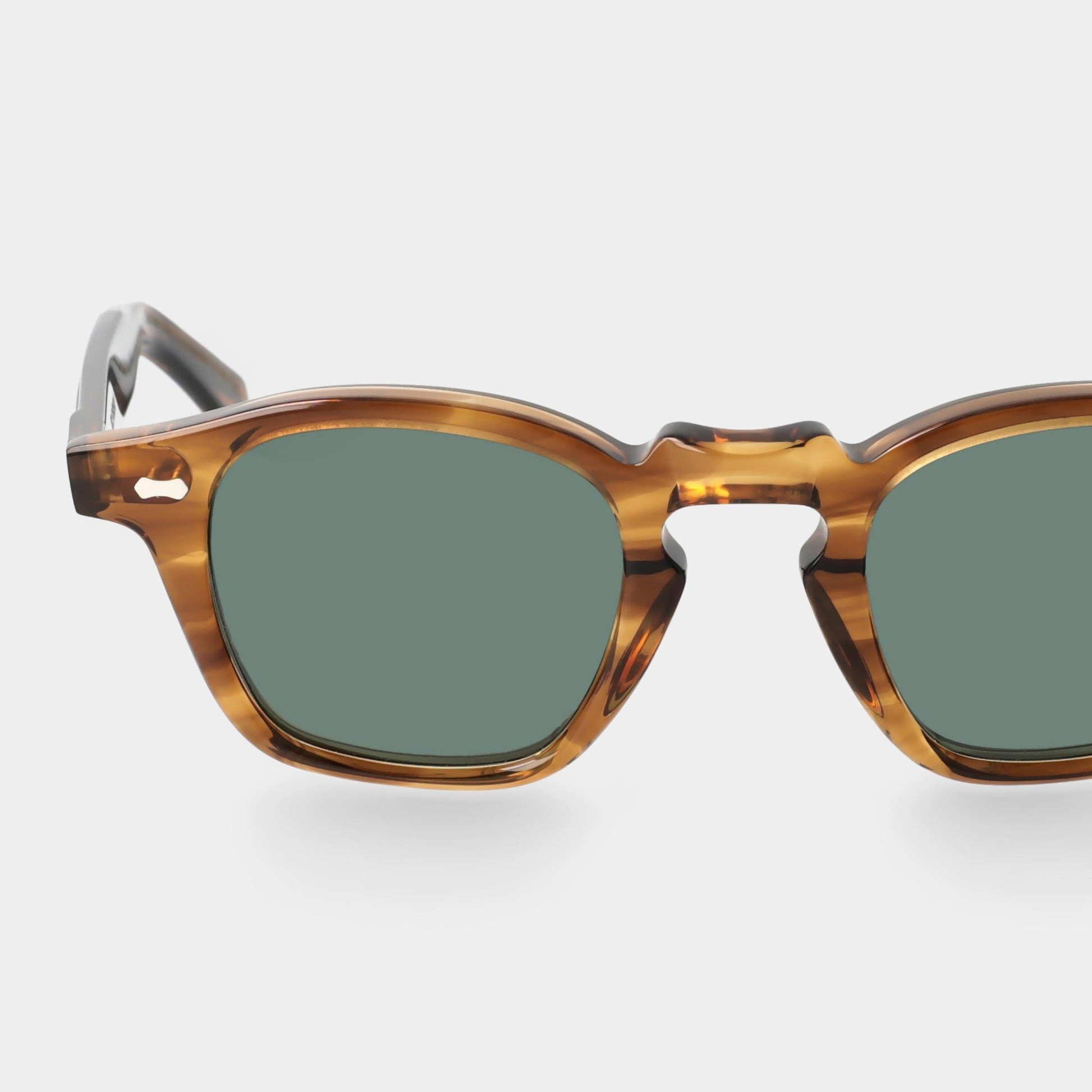 Sunglasses with brown frame and green lenses on a white background. - Dei Duchi