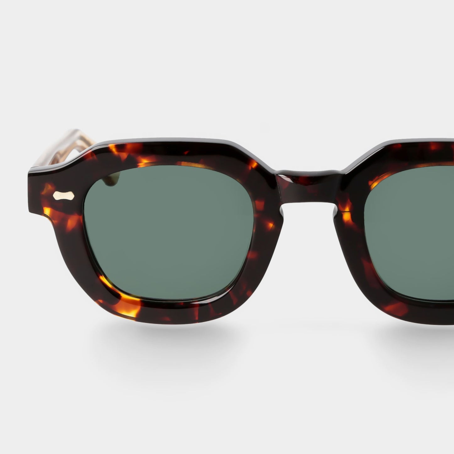 Sunglasses with tortoiseshell frame and dark lenses on a white background. - Dei Duchi