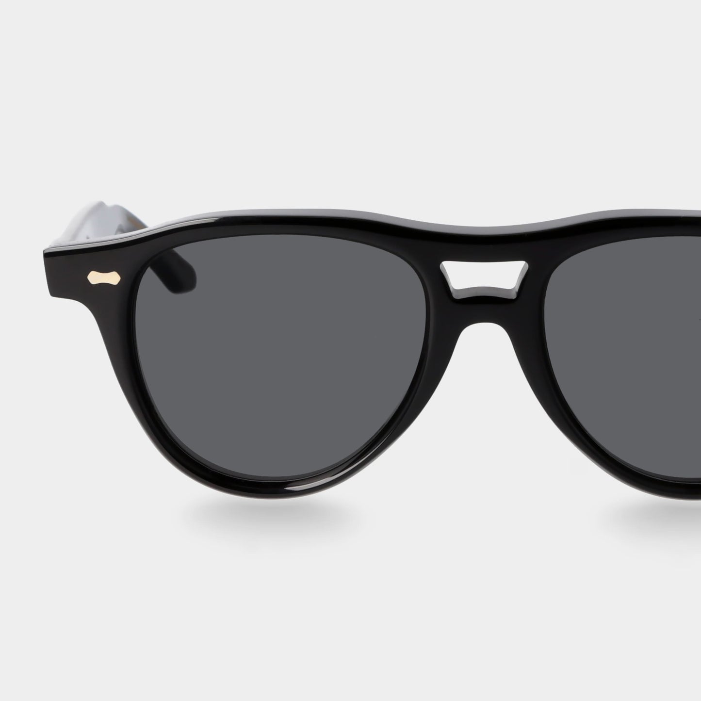 Black sunglasses with dark lenses on a light gray background. - DEI DUCHI