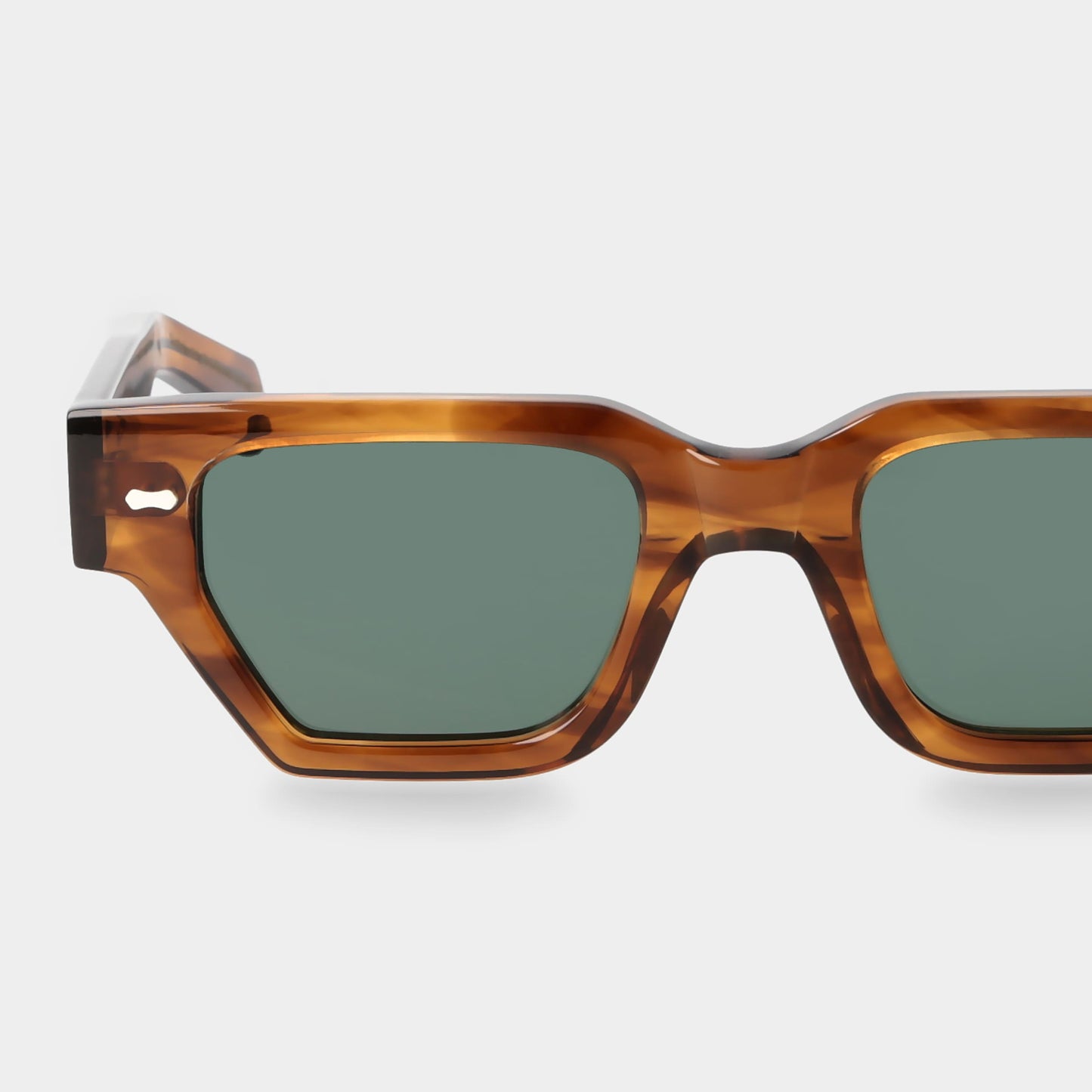 Sunglasses with tortoiseshell frame and green lenses on a white background. - DEI DUCHI