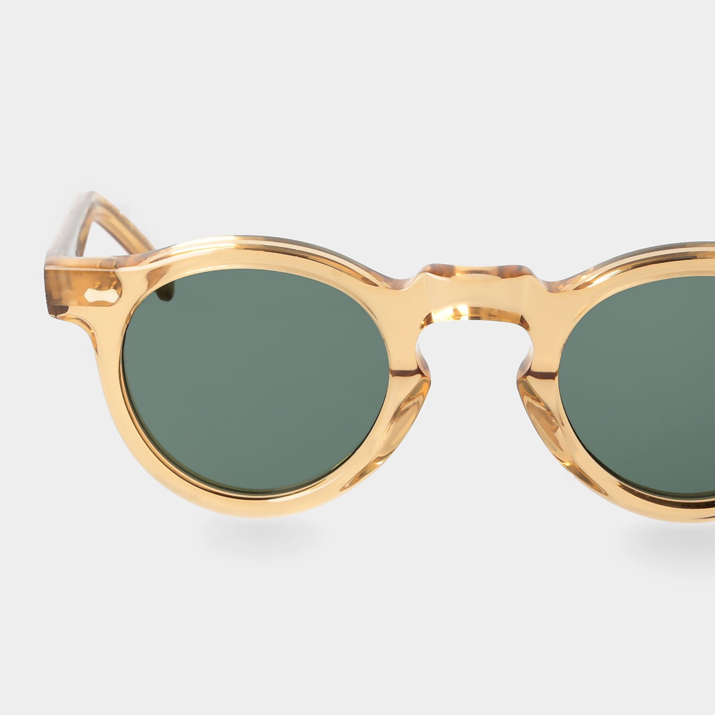 Gold-framed round sunglasses with green lenses on a light gray background. - DEI DUCHI