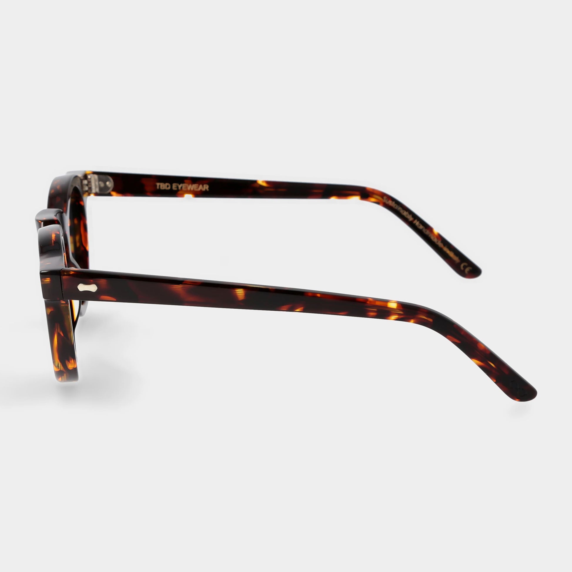 Round sunglasses with tortoiseshell frame on a light gray background. - Dei Duchi